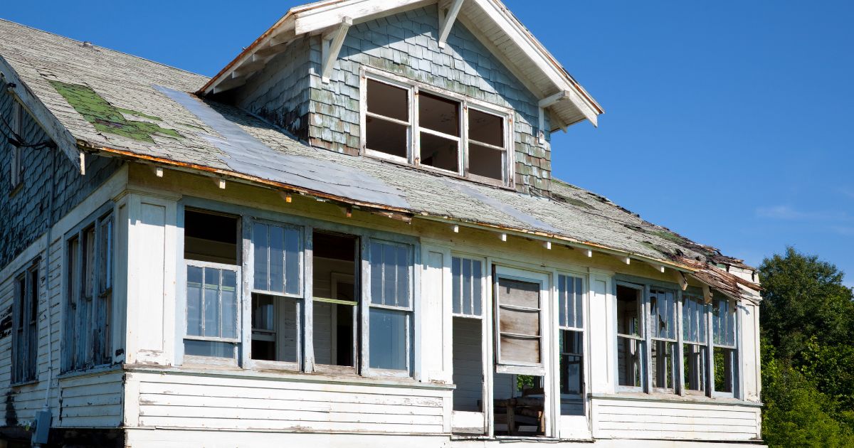 Distressed fixer-upper home in San Diego, on a Lovery Real Estate guide to flipping houses in San Diego
